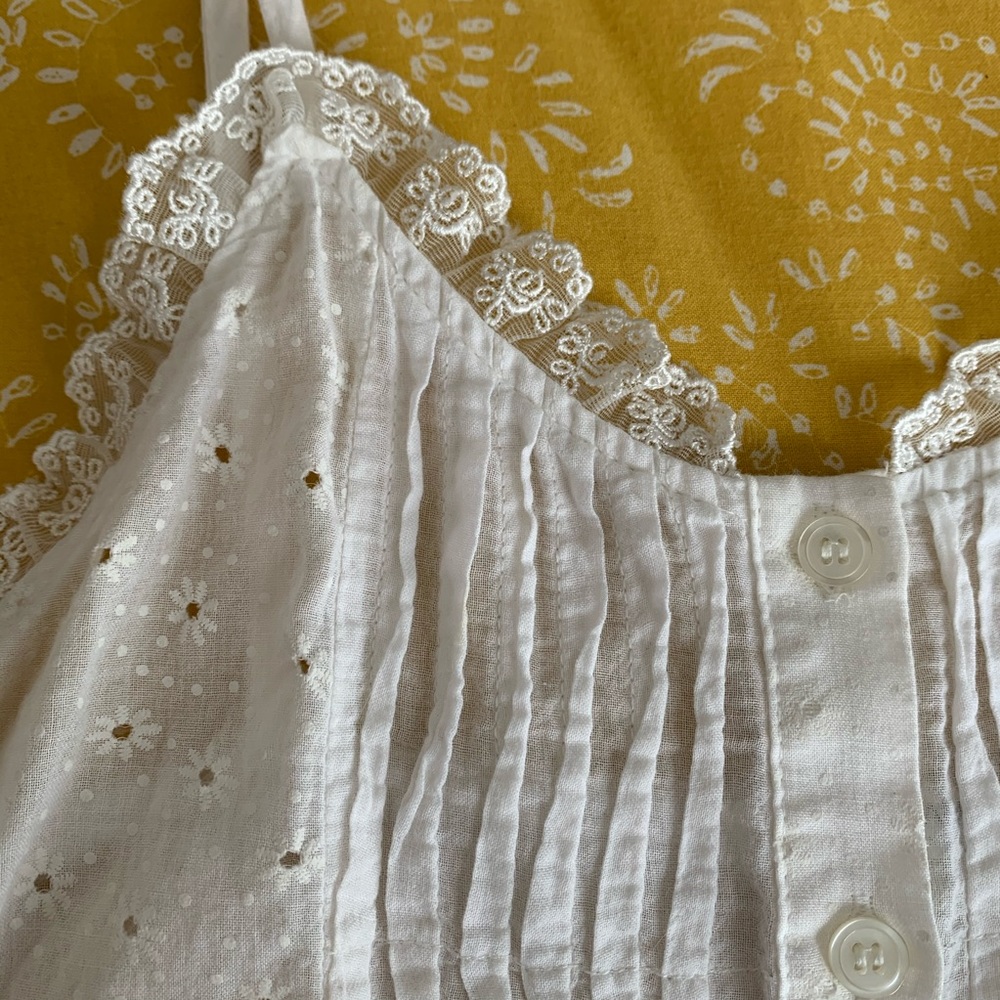 White daisy tank top
